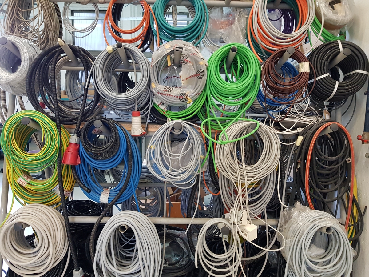 kolorowe kable elektryczne